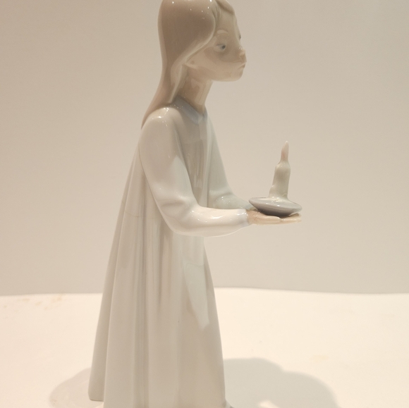 Liadro Girl with Candle - Picture 6 of 8